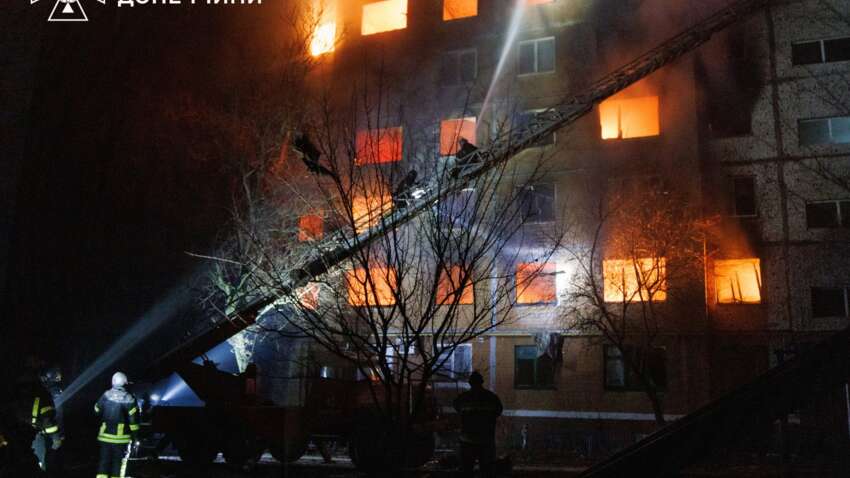 Смертельный удар по Краматорску: загорелась многоэтажка с людьми