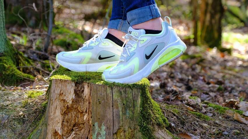 Ходити у кросівках щодня шкідливо: причини неочікувані