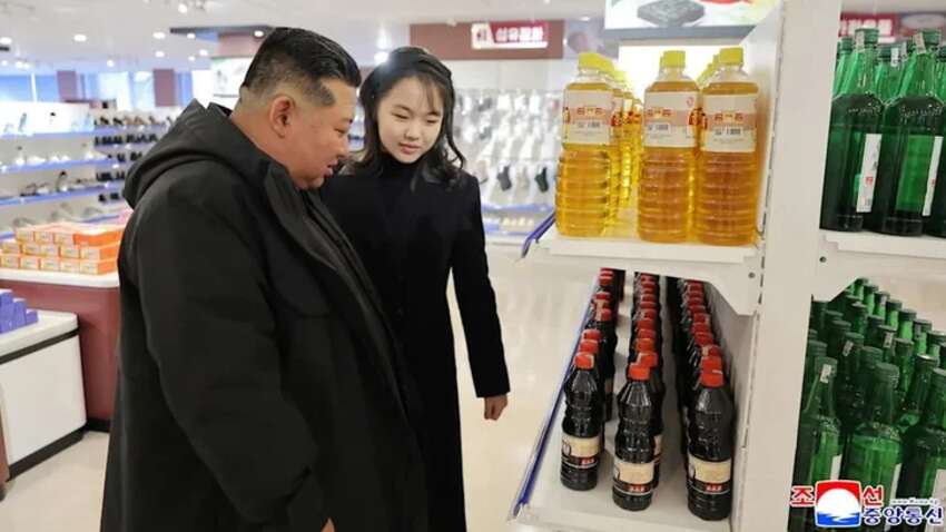 Впервые за полгода на публике: в КНДР показали новые фото Ким Чен Ына с дочерью