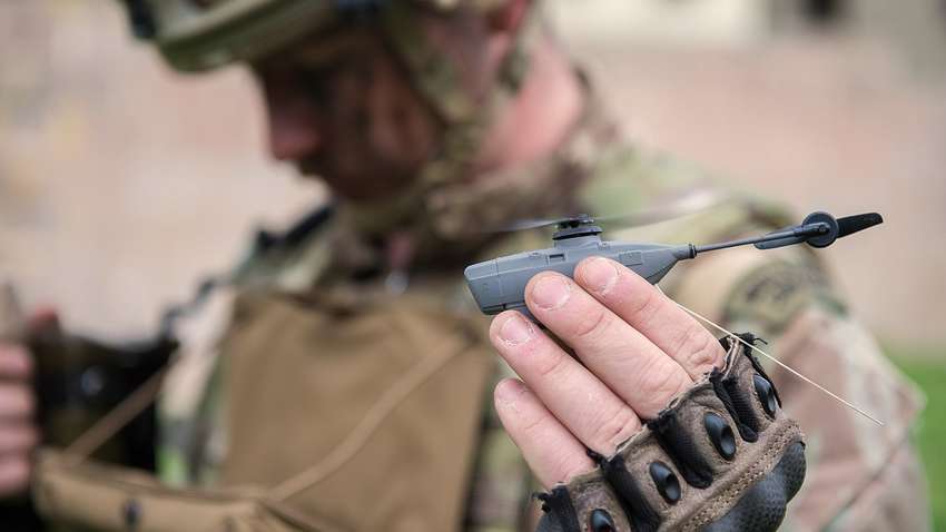 Они похожи на игрушки, но помогут сражаться с Путиным. Микродроны Black Hornet уже в Украине.