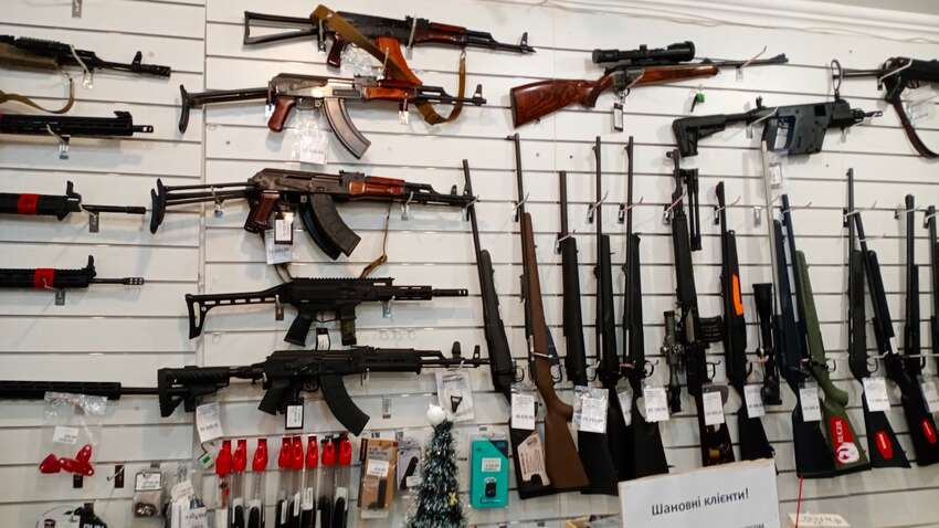 Українці масово озброюються: видано десятки тисяч дозволів