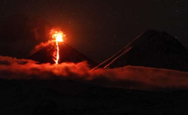 Землетрус на Камчатці розбудив найвищий вулкан Євразії: у Росії почалося потужне виверження Землетрус на Камчатці розбудив найвищий вулкан Євразії: у Росії почалося потужне виверження