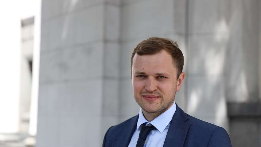 Нардеп от "Слуги народа" получил почти 2,7 млн грн от автора НУШ   