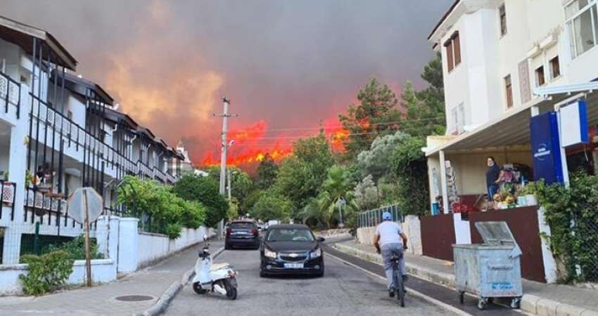 На турецкий город Мармарис перекинулся лесной пожар: люди бегут от огня (ВИДЕО) На турецкий город Мармарис перекинулся лесной пожар: люди бегут от огня (ВИДЕО)
