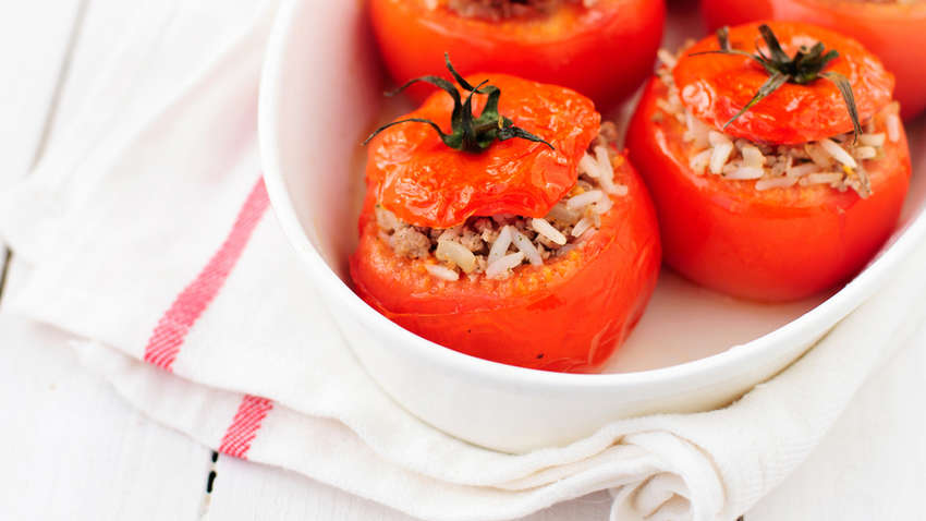Сытная закуска: рецепт помидоров, фаршированных рисом Сытная закуска: рецепт помидоров, фаршированных рисом