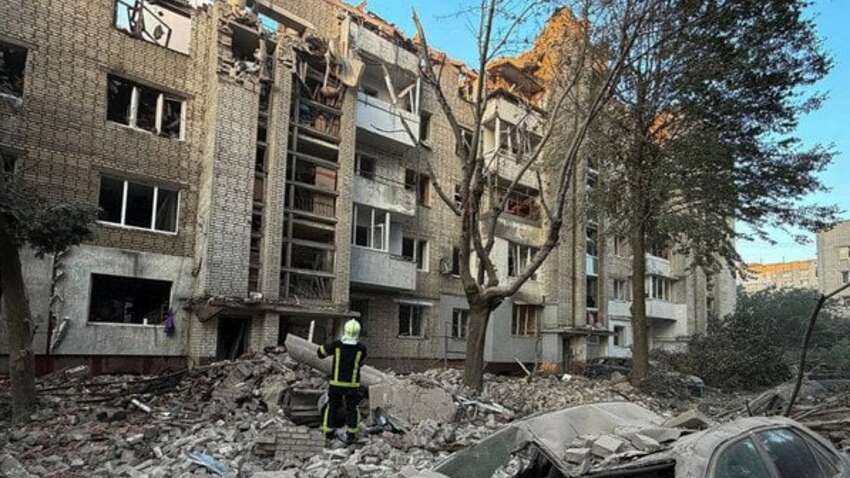 Прямое попадание во многоэтажку во Львове: под завалами ищут людей (ФОТО)