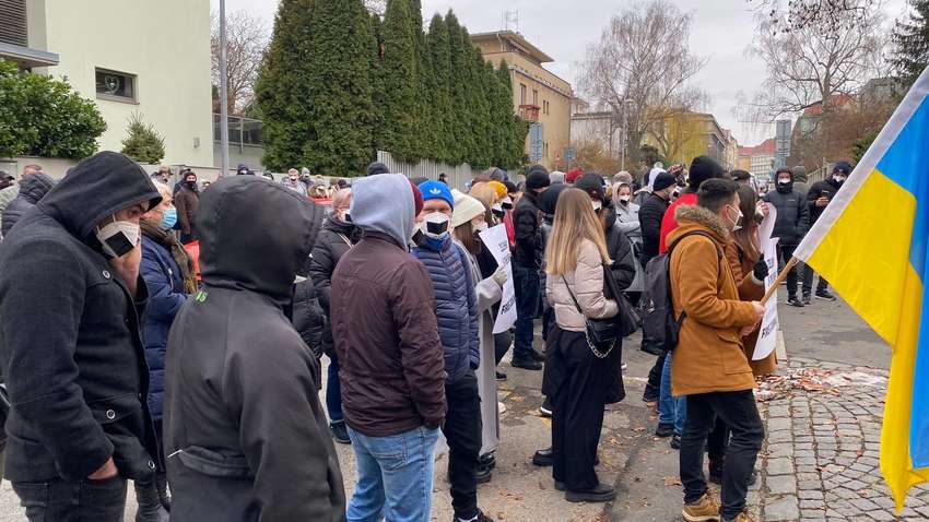  Под посольством Украины в Праге прошел митинг диаспоры в поддержку закрытых украинской властью телеканалов