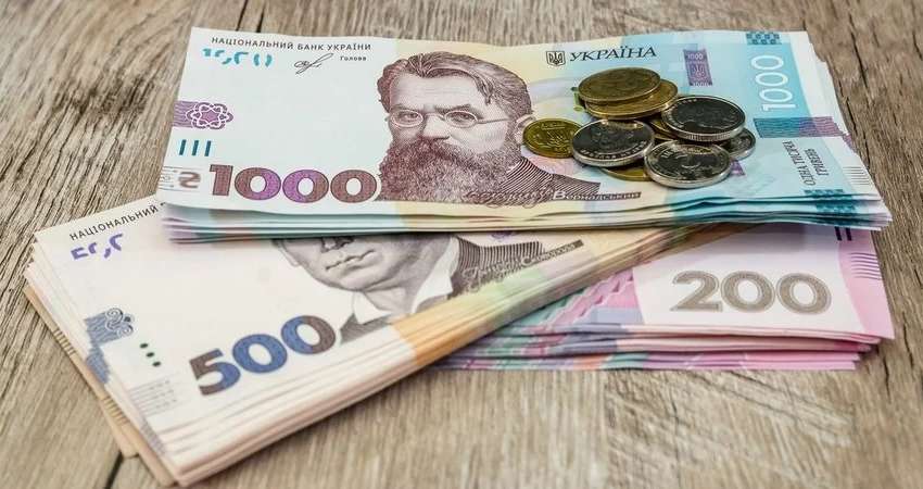 В Украине ограничили снятие наличных с карт и переводы: о чем идет речь