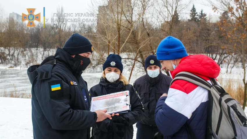 На Днепропетровщине 14-летний подросток с прохожим спасли провалившихся под лед детей На Днепропетровщине 14-летний подросток с прохожим спасли провалившихся под лед детей