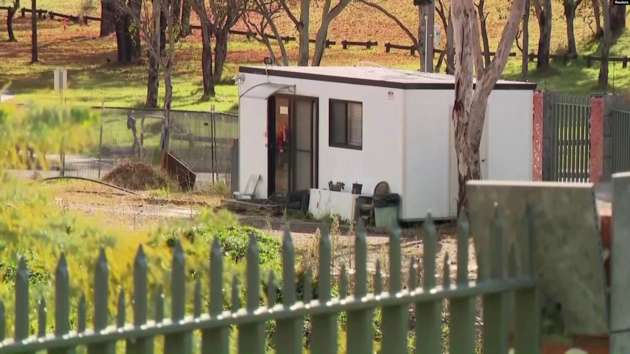 Российский дипломат переселился из посольства в бытовку