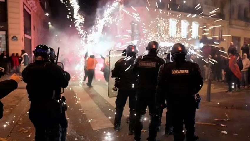 В Париже футбольные фанаты устроили массовые стычки перед полуфиналом (ВИДЕО) В Париже футбольные фанаты устроили массовые стычки перед полуфиналом (ВИДЕО)