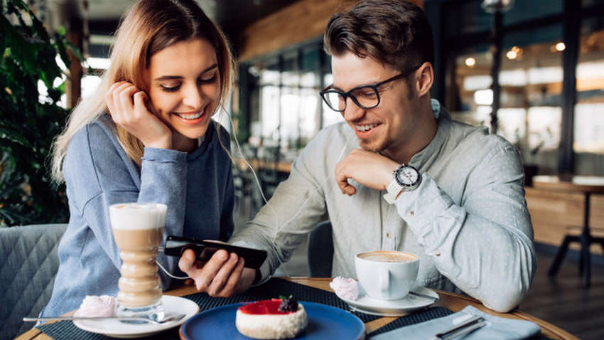 Психологи узнали, как новые знакомства влияют на здоровье