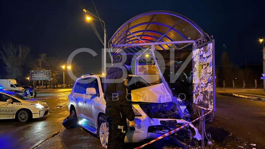 Пьяный прокурор на Lexus разбил остановку: пострадали ли люди