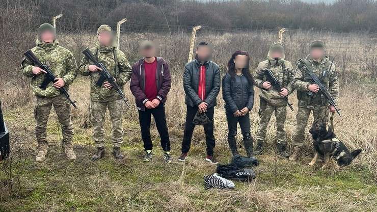 До останнього видавав себе за жінку: прикордонники затримали чергову партію «втікачів» (ФОТО) До останнього видавав себе за жінку: прикордонники затримали чергову партію «втікачів» (ФОТО)