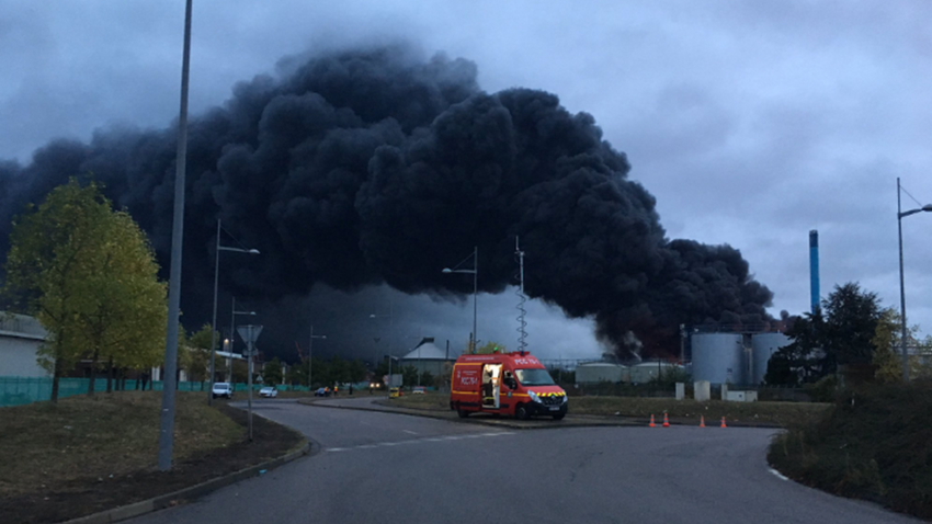 Велика пожежа на хімзаводі у Франції: сотні людей евакуйовані