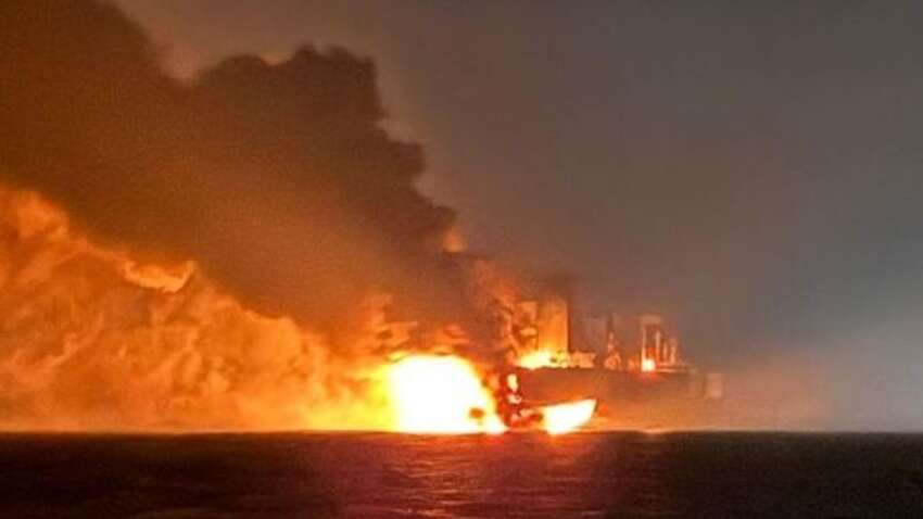 Два російські танкери тіньового флоту потужно вибухнули в Чорному морі (ФОТО)