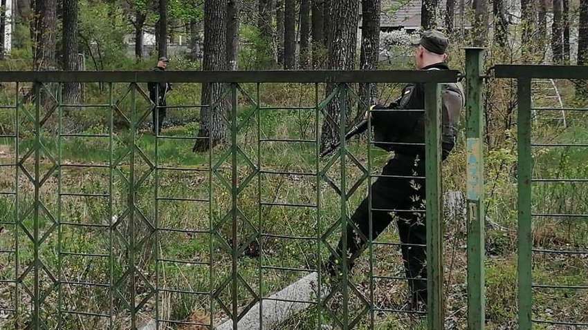 Оставили растяжки в парке возле детской больницы: в Ирпене продолжают находить ловушки оккупантов (ФОТО)