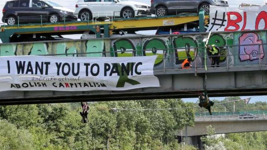 Німецькі активісти, обурені політикою уряду, заблокували автопотяг