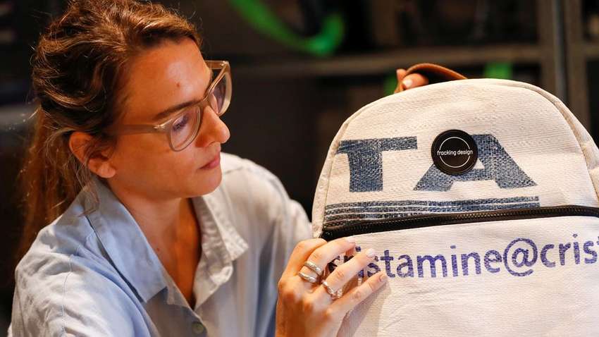 Екологічна мода: дизайнери перетворюють пластикові мішки на сумочки