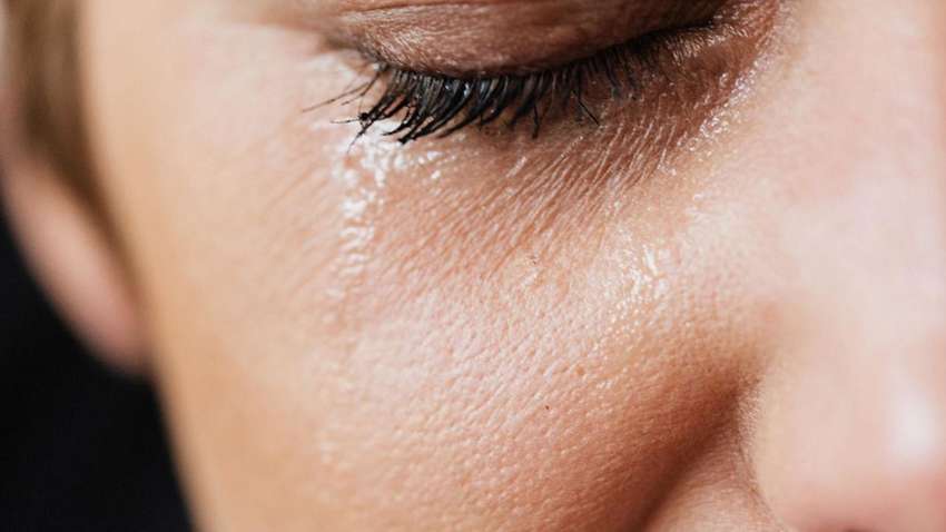 Комар заразил женщину паразитом: что вытащили из глаза жительницы Харьковщины