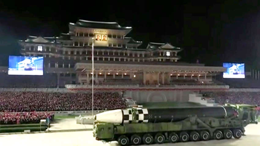 Північна Корея продемонструвала нову потужну ракету: що задумав Кім Чен Ин