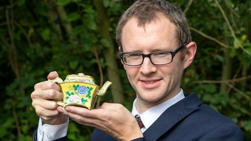 Британець знайшов у себе в гаражі «чайник» імператора Британець знайшов у себе в гаражі «чайник» імператора