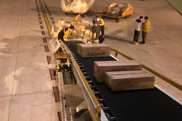 В Китае самолет ВСУ загружают тестами на коронавирус и масками для украинцев (фото, видео)