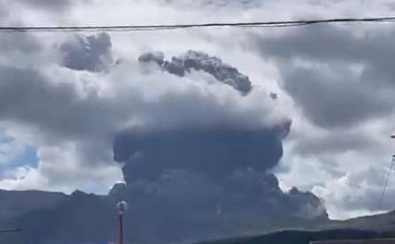 В Японии начал извергаться вулкан: огромный столб пепла поднялся в воздух (ВИДЕО)  В Японии начал извергаться вулкан: огромный столб пепла поднялся в воздух (ВИДЕО)