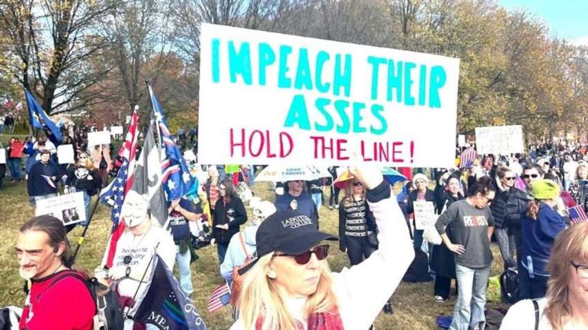 В столице США сотни людей вышли против Дональда Трампа: требуют устранения и критикуют его мирный план