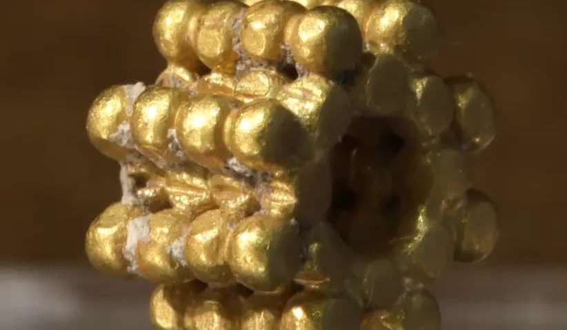 В Ізраїлі дитина знайшла тисячолітню золоту прикрасу В Ізраїлі дитина знайшла тисячолітню золоту прикрасу