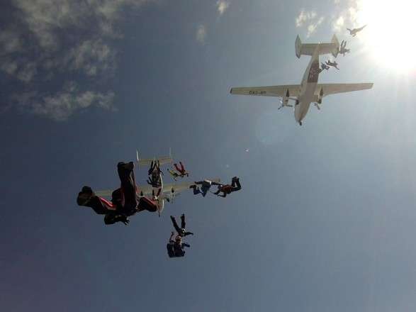 У Харкові парашутисти з усього світу зібрали в небі тризуб України