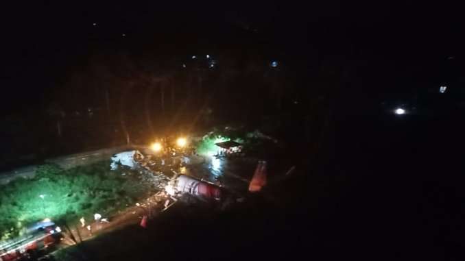 В Індії літак викотився за злітно-посадкову смугу і розвалився: є жертви (відео) В Індії літак викотився за злітно-посадкову смугу і розвалився: є жертви (відео)