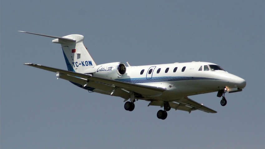 У Стамбулі літак розвалився одразу після посадки