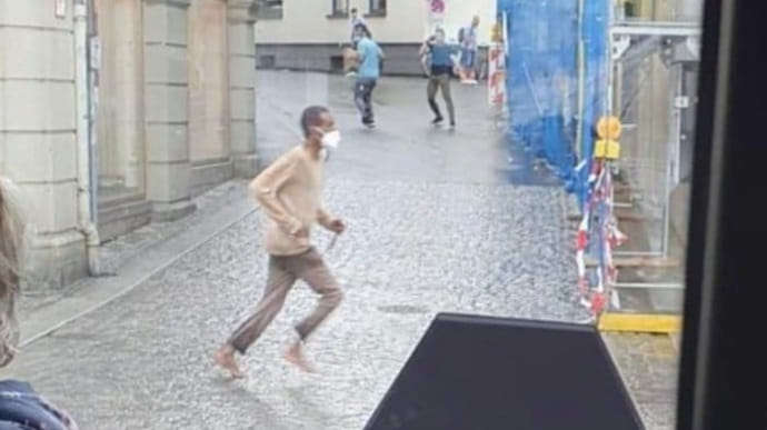 У Німеччині зловмисник різав жінок прямо посеред вулиці: є загиблі (ФОТО) У Німеччині зловмисник різав жінок прямо посеред вулиці: є загиблі (ФОТО)