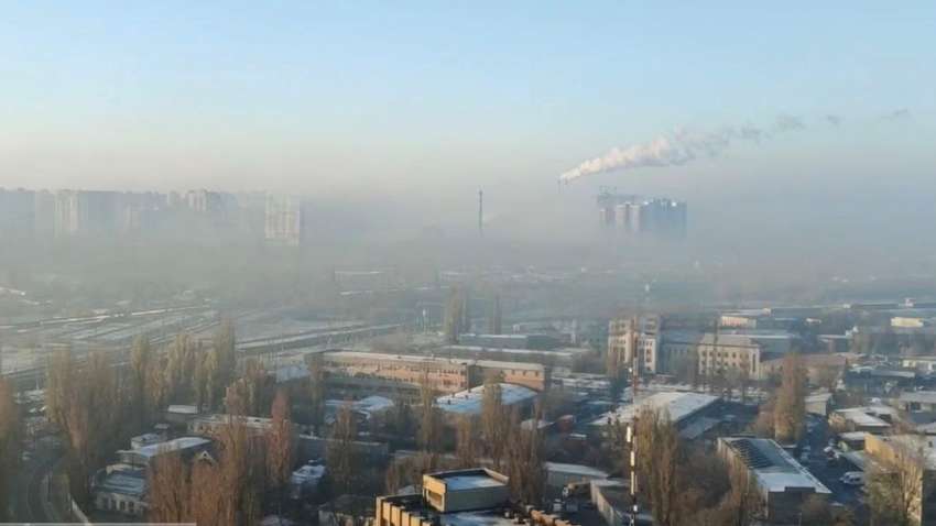 В Киеве власти просят не выходить на улицу и закрыть окна