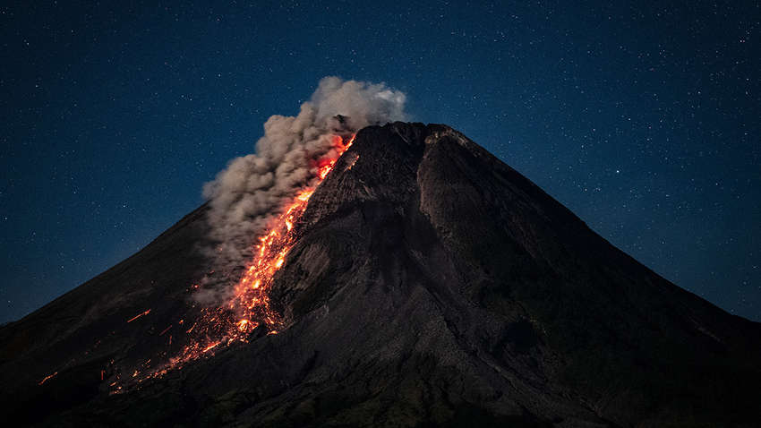В Японии произошло извержение вулкана: повышен уровень опасности 