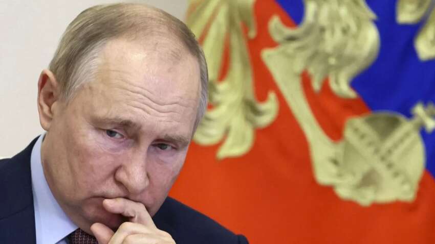 У Путіна від страху трусяться руки: що почало відбуватися у Москві У Путіна від страху трусяться руки: що почало відбуватися у Москві