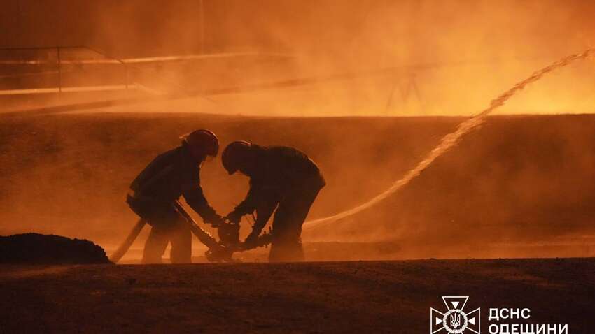 Горели резервуары с горючим и склад игрушек: россияне атаковали Одессу Горели резервуары с горючим и склад игрушек: россияне атаковали Одессу