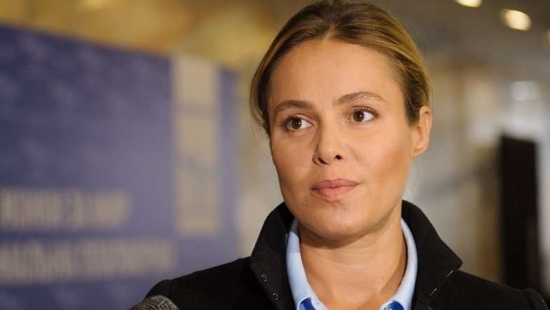 Нардепа Наталію Королевську обсипали борошном під будівлею суду