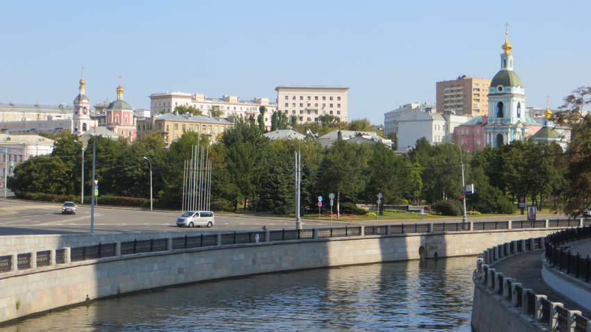 У центрі Москви таксі на швидкості пірнуло в річку: момент потрапив на відео У центрі Москви таксі на швидкості пірнуло в річку: момент потрапив на відео