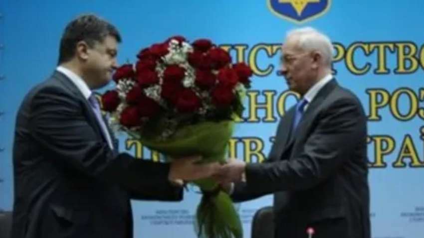 ЗМІ: Порошенко може втратити мандат через власну вимогу вигнати ексрегіоналів з Ради ЗМІ: Порошенко може втратити мандат через власну вимогу вигнати ексрегіоналів з Ради