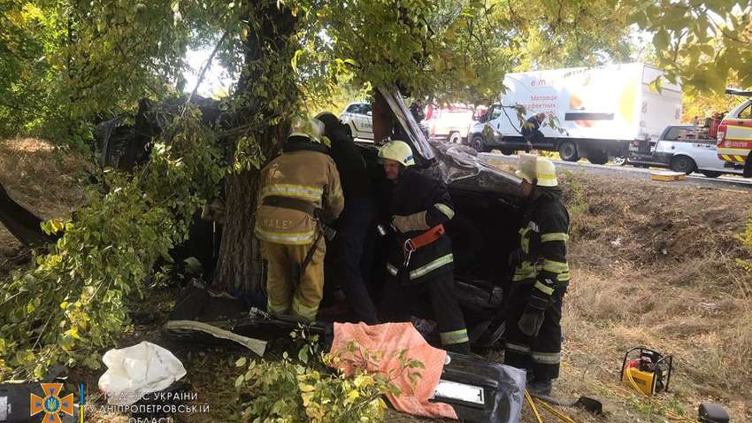 Людей доставали из машины: на Днепропетровщине произошло смертельное ДТП (ФОТО) Людей доставали из машины: на Днепропетровщине произошло смертельное ДТП (ФОТО)