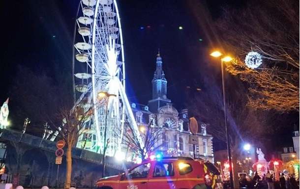 У Франції з колеса огляду понад сто осіб евакуювали
