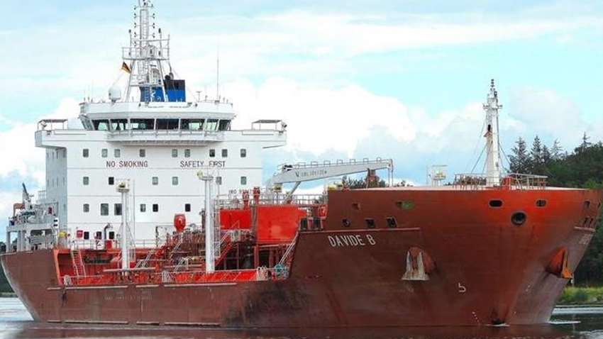 У берегов Африки напали на танкер с украинцами: часть экипажа захватили У берегов Африки напали на танкер с украинцами: часть экипажа захватили