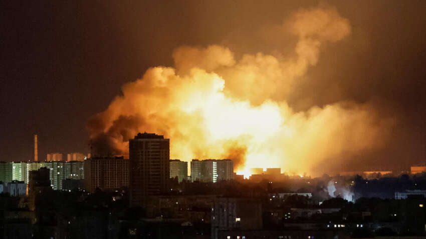 Массированный удар по Киеву: множество разрушений, есть раненые