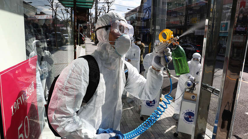 Атака коронавірусу: кількість заражених перевищила 100 тисяч, 21 людина захворіла на круїзному лайнері в США