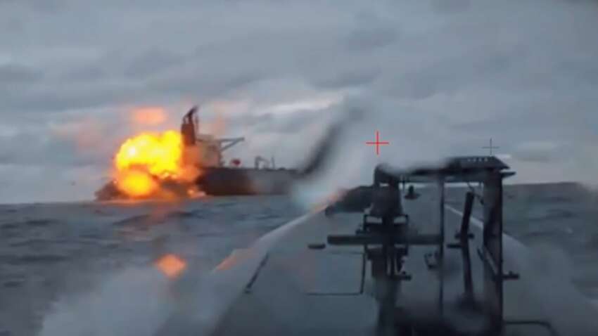 В Черном море дроны атаковали очередное судно «теневого флота» РФ: первые подробности и видео удара В Черном море дроны атаковали очередное судно «теневого флота» РФ: первые подробности и видео удара