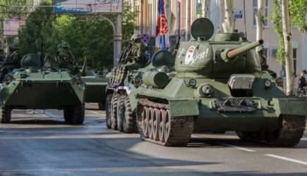 Кремль собирается провести военный парад в "ЛНР"