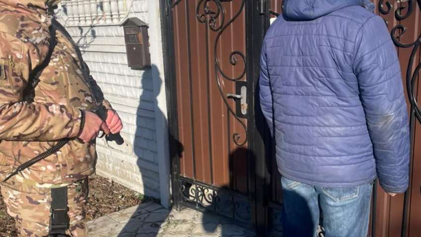 Силовики задержали приспешника захватчиков, который обесточил часть Донбасса и направил электричество в базы агрессора Силовики задержали приспешника захватчиков, который обесточил часть Донбасса и направил электричество в базы агрессора