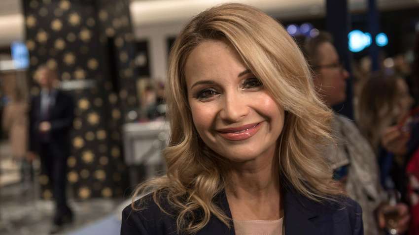 Видела, как угасает: российская певица рассказала о болезни Заворотнюк